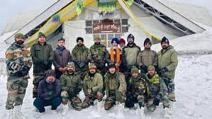 सेना के जवान पहुंचे हेमकुंड साहिब, बर्फ हटाने का कार्य शुरू