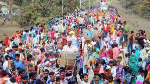 विधायक का किया घेराव; कहा- 500 का पानी खरीदकर पीना पड़ रहा