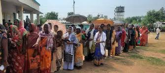 मतदान देने को लेकर बूथों पर मतदाताओं की लंबी कतार, कई जगहों पर ईवीएम खराब होने से लोगों में दिखी नाराजगी