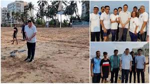 मुख्यमंत्री पुष्कर सिंह धामी ने मुंबई जुहू बीच पर बच्चों के साथ खेला क्रिकेट