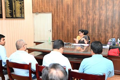 संवेदनशील जगहों का जल्द चिह्नित कर उनके उपचार से जुड़े कार्यों को शुरू करें- डीएम वंदना सिंह