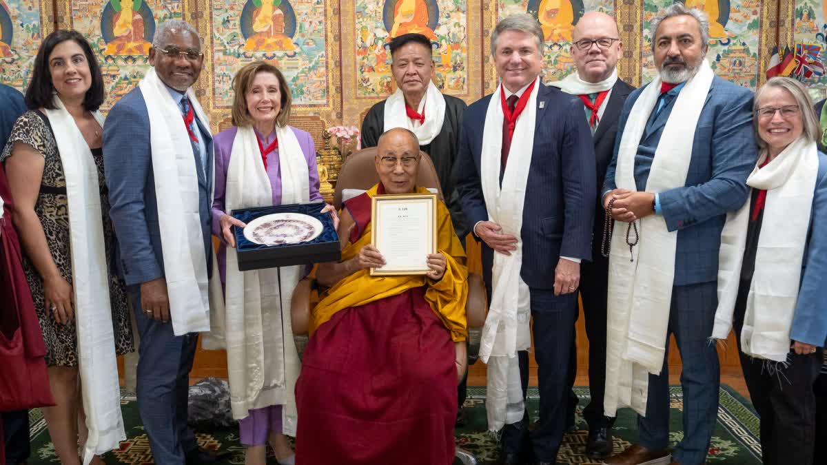 अमेरिकी सांसदों की दलाई लामा के साथ मुलाक़ात से क्यों भड़का चीन?