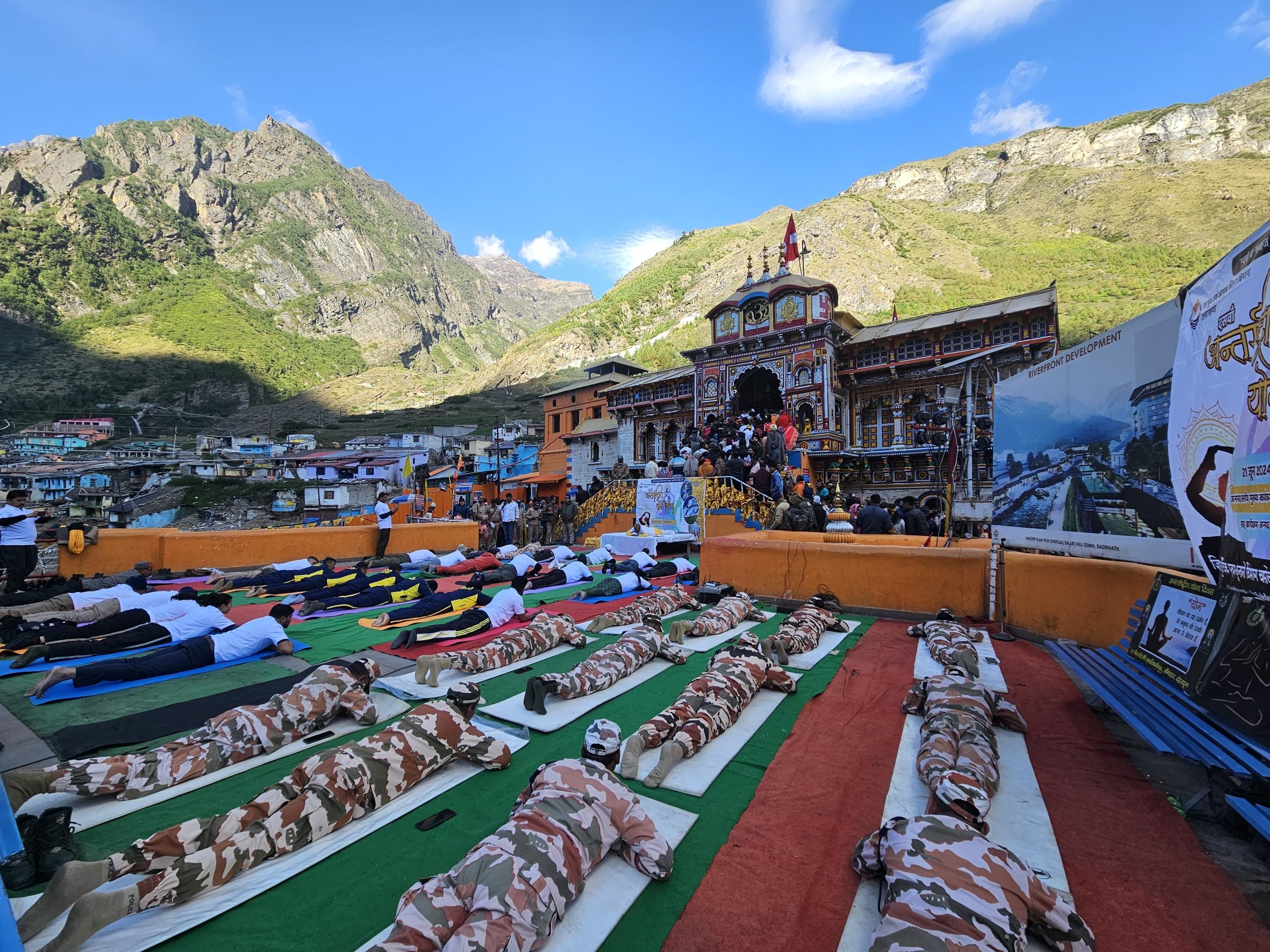 अंतरराष्‍ट्रीय योग दिवस पर बदरीनाथ धाम में योग करते आइटीबीपी के जवान