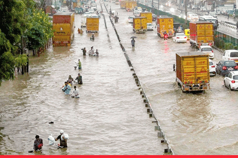 भारी वर्षा से राजधानी में जनजीवन अस्त-व्यस्त