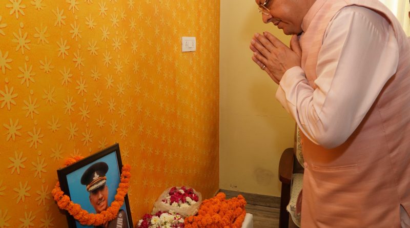 मुख्यमंत्री ने शहीद मेजर प्रणय नेगी के चित्र पर पुष्पांजलि अर्पित कर श्रद्धांजलि दी
