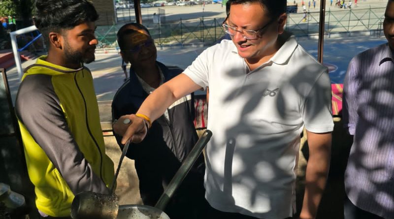 सुबह की सैर पर निकले धामी ने खुद बनाई अदरक की चाय