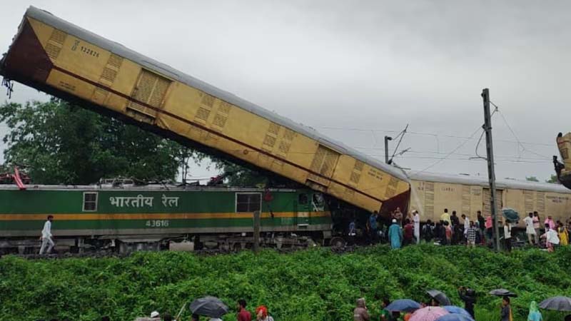 पश्चिम बंगाल में कंचनजंगा एक्सप्रेस से टकराई मालगाड़ी; पांच की मौत और 25 घायल
