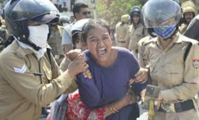 काठबंगला बस्ती में कार्रवाई के विरोध में क्षेत्रवासियों ने जमकर किया प्रदर्शन