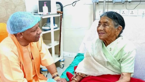 सीएम योगी ने एम्स में भर्ती अपनी मां से मुलाकात कर ली स्वास्थ्य जानकारी