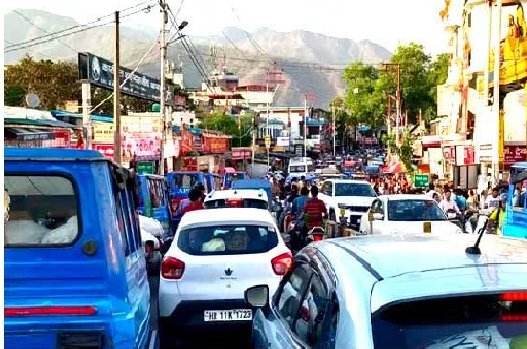 बढ़ती गर्मी से परेशान पर्यटक मसूरी पहुंचने के लिए कर रहे कड़ी मशक्कत, घंटों इंतजार के बाद मिल रही बस