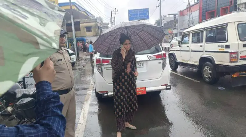 डीएम सोनिका ने लिया जलभराव के दृष्टिगत शहर के विभिन्न स्थलों का निरीक्षण करते हुए जल निकासी का जायजा