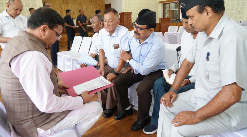 CM धामी ने मुख्यमंत्री आवास स्थित मुख्य सेवक सदन में प्रदेश के विभिन्न क्षेत्रों से आये लोगों की शिकायतों और समस्याओं को सुना