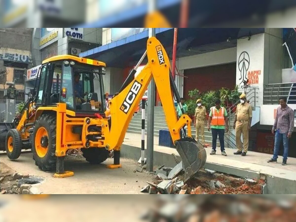 दिल्ली के राजेंद्र नगर में हादसे को लेकर सियासत तेज, कार्रवाई के लिए मौके पर पहुंची जेसीबी; दोषियों को बख्शा नहीं जाएगा- डीसीपी