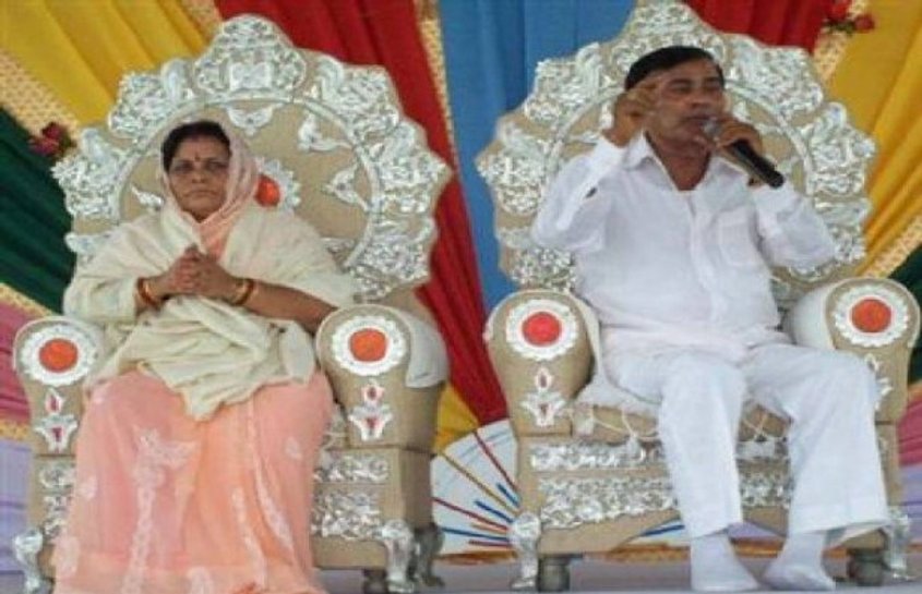 सिपाही से बाबा बने सूरज पाल का कई राज्यों में फैला है साम्राज्य, सूट-बूट में ‘भोले बाबा’ और बगल में दूसरी कुर्सी पर उनकी पत्नी