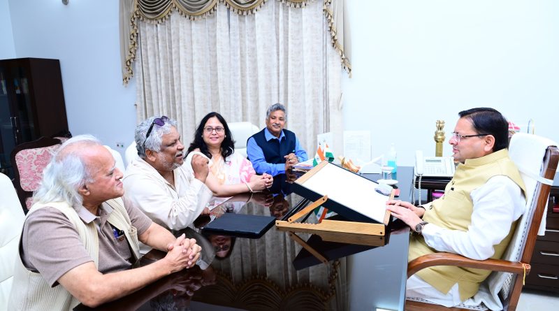 सीएम धामी से फिल्म निर्माता सुदीप्तो सेन एवं फिल्म पटकथा लेखक कमलेश पाण्डे ने भेंट की