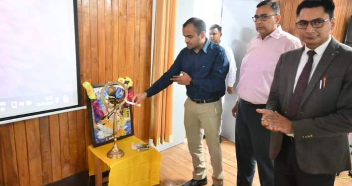 जिलाधिकारी मयूर दीक्षित के अभिनव पहल पर जनपद में 11वीं, 12वीं एवं ग्रेजुएशन के छात्र- छात्राओं के लिए कैरियर काउंसिलिंग की हुई शुरूआत