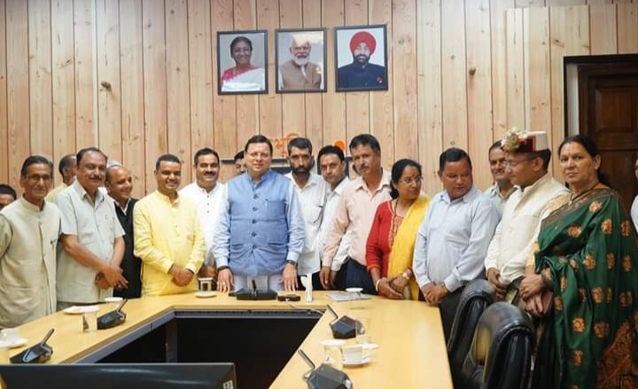 CM धामी से बड़कोट क्षेत्र के प्रतिनिधियों ने विधायक दुर्गेश्वर लाल के नेतृत्व में भेंट की