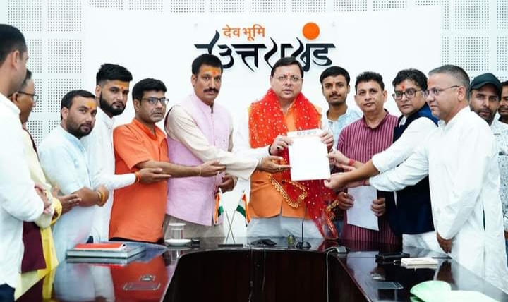 CM धामी से उत्तराखण्ड तीर्थ पुरोहित महापंचायत के पदाधिकारियों ने भेंट की