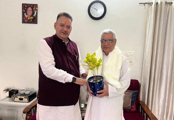 कैबिनेट मंत्री गणेश जोशी ने गुरु पूर्णिमा के अवसर पर अपनी माता और गुरुजनों का लिया आशीर्वाद