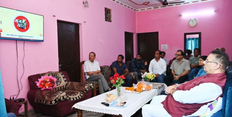 कैबिनेट मंत्री गणेश जोशी ने पीएम के “मन की बात” का 112वां संस्करण पार्टी कार्यकर्ताओं और स्थानीय लोगों के साथ सुना