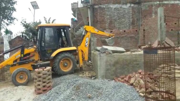 सपा नेता के घर पहुंचा बुलडोजर, कुछ देर में कार्रवाई करेगी प्रशासन की टीम