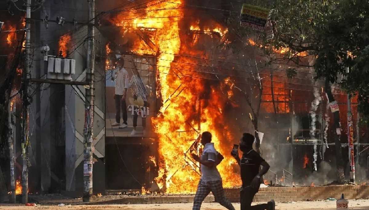 शेख हसीना के इस्तीफे के बाद भी बांग्लादेश का बुरा हाल, जारी हिंसा के बीच देशभर में 20 अवामी लीग नेताओं समेत 29 लोगों के शव