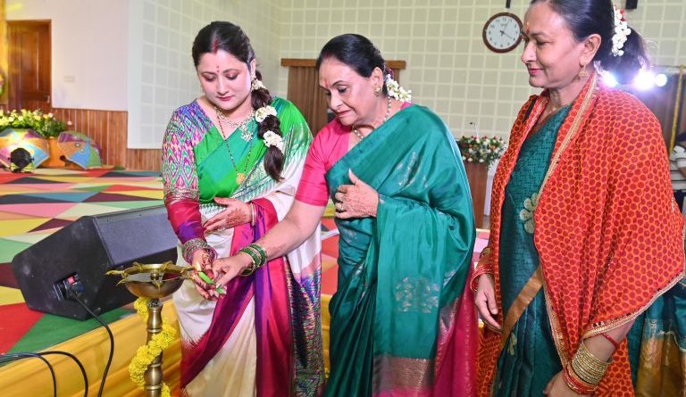 मुख्यमंत्री आवास में रविवार को तीज त्यौहार के अवसर पर सावन उत्सव कार्यक्रम का आयोजन हुआ