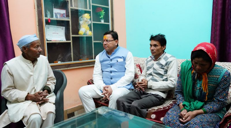 केदारघाटी आपदा में लापता हिमांशु नेगी के घर पहुंचे सीएम धामी