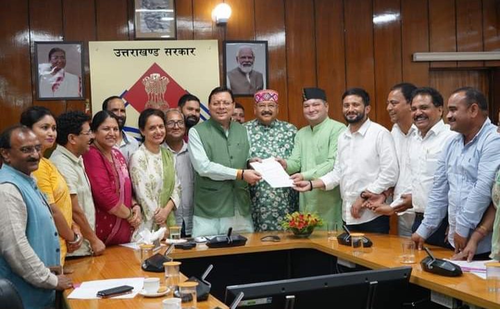 CM धामी से सचिवालय में उत्तराखण्ड त्रिस्तरीय पंचायत संगठन के सदस्यों ने भेंट की