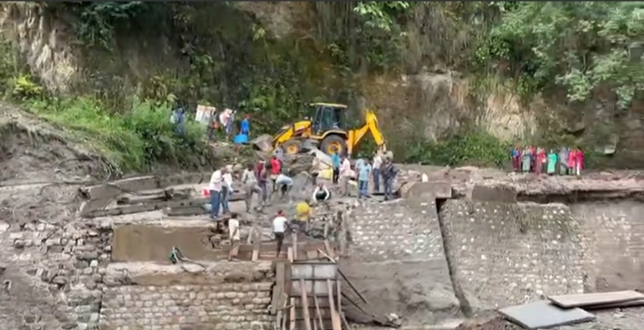 CM धामी के निर्देशन में टिहरी जनपद के आपदाग्रस्त क्षेत्रों में सुरक्षात्मक एवं राहत कार्य तेजी से किए जा रहे हैं