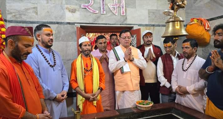 CM धामी ने नान्तिन बाबा महाराज जी के समाधि स्थल पर पुष्प अर्पित किए