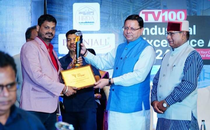 CM धामी ने इंडस्ट्रियल एक्सीलेंस अवार्ड-2024 कार्यक्रम में उद्यमियों को सम्मानित किया