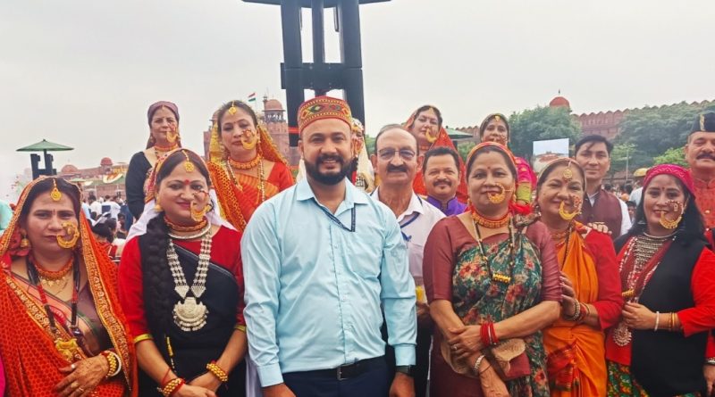 स्वतंत्रता दिवस के अवसर पर नई दिल्ली स्थित लाल किला में आयोजित कार्यक्रम में उत्तराखण्ड प्रवासियों के दल ने पारम्परिक वेशभूषा में किया प्रतिभाग