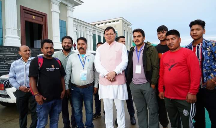 CM धामी ने गैरसैण विधानसभा सत्र के सफल आयोजन के लिए सभी अधिकारी,कर्मियों और श्रमिकों को धन्यवाद कहा