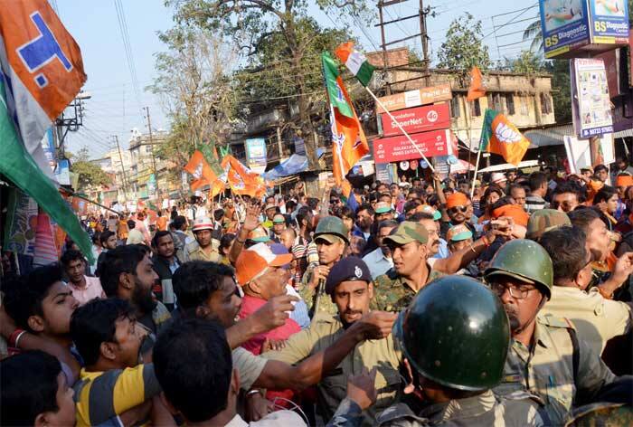 बंगाल में आज 12 घंटे सब ठप- बंगाल में सड़क पर उतरे BJP कार्यकर्ता