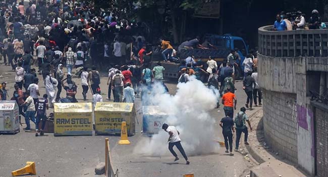 बांग्लादेश: आरक्षण के खिलाफ छात्रों का प्रदर्शन जारी, पूरे देश में लगा कर्फ्यू , पढ़े पूरी खबर