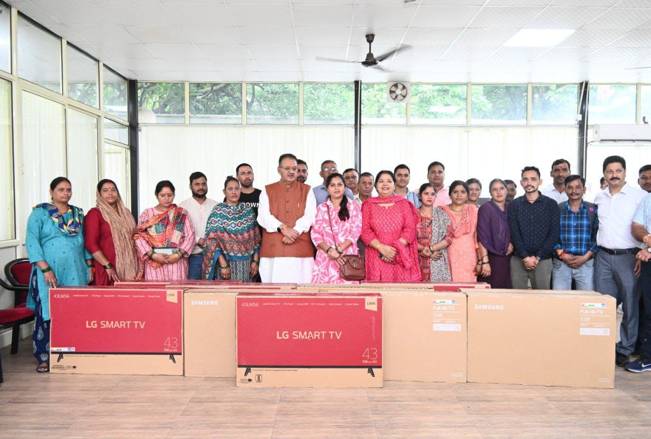 कैबिनेट मंत्री गणेश जोशी ने सरखेत आपदा में प्रभावित 12 परिवारों को वितरित किए टेलीविजन सेट