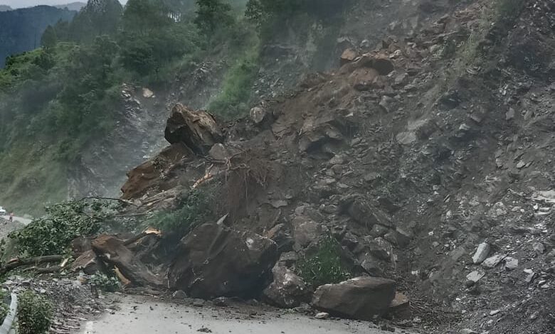 भारी बारिश का कहर, 1000 यात्री फंसे