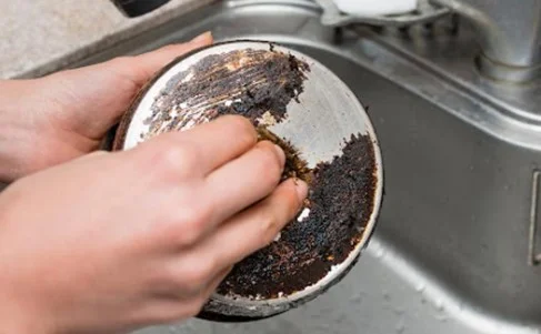 जले हुए बर्तन को साफ करने में छूट रहे हैं पसीने, तो इस ट्रिक से करें 5 मिनट में बर्तनों को साफ