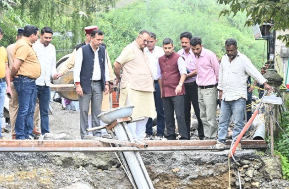 कैबिनेट मंत्री गणेश जोशी ने मसूरी के विभिन्न क्षेत्रों में अतिवृष्टि के कारण हुए नुकसान का किया निरीक्षण