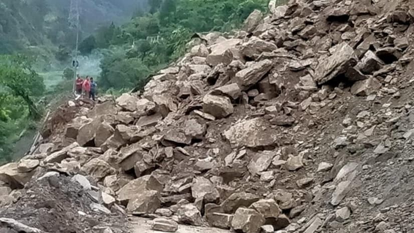 जम्मू-कश्मीर के बारामूला में सुरक्षाबलों और आतंकियों के बीच चल रही मुठभेड़ में तीन आतंकि ढेर