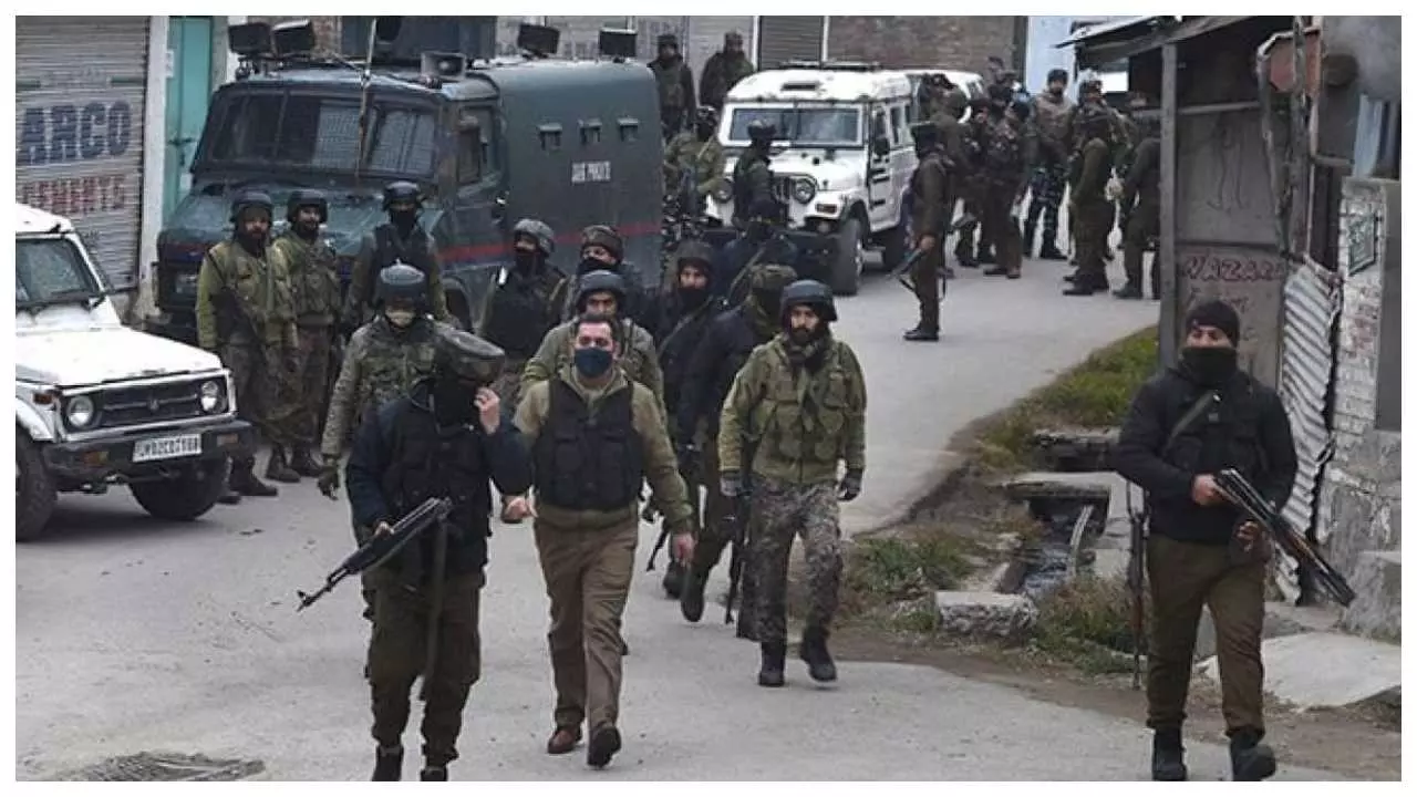 जम्मू-कश्मीर के बारामूला में सुरक्षाबलों और आतंकियों के बीच चल रही मुठभेड़ में तीन आतंकि ढेर