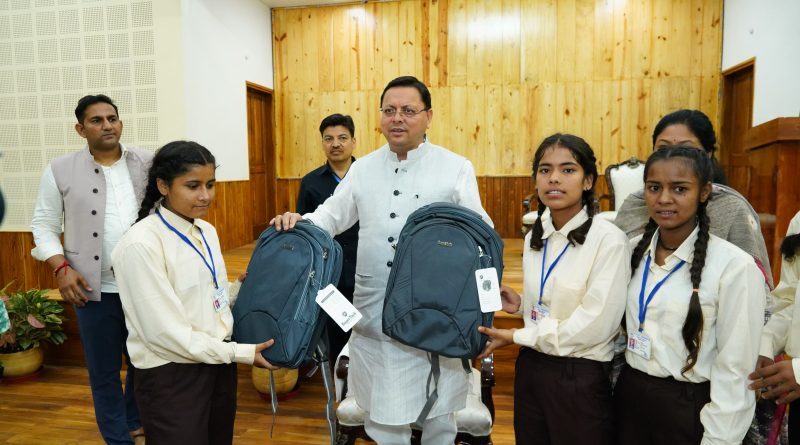 CM धामी से मुख्य सेवक सदन में कस्तूरबा गांधी बालिका विद्यालय टनकपुर की छात्राओं ने मुलाकात की