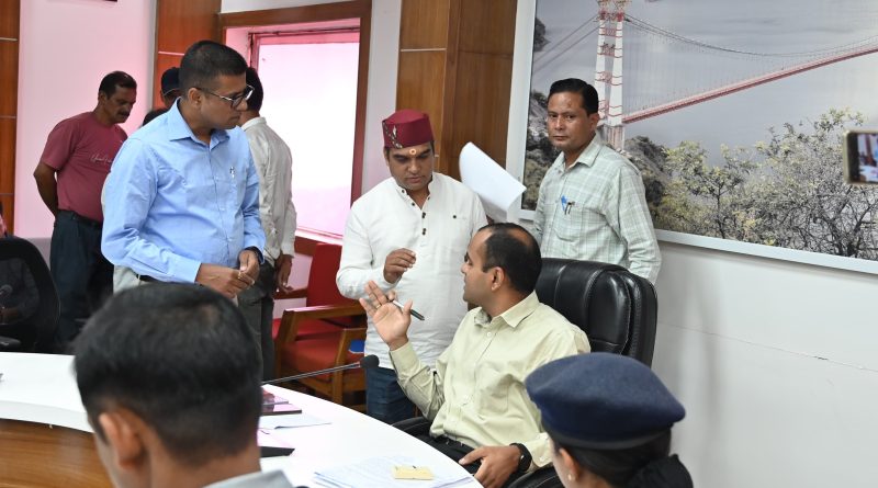 टिहरी DM की अध्यक्षता में जन सुनवाई कार्यक्रम का आयोजन हुआ