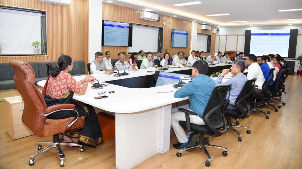 मुख्य सचिव ने स्कूलों में प्रशिक्षित शिक्षकों की व्यवस्था के दिए निर्देश