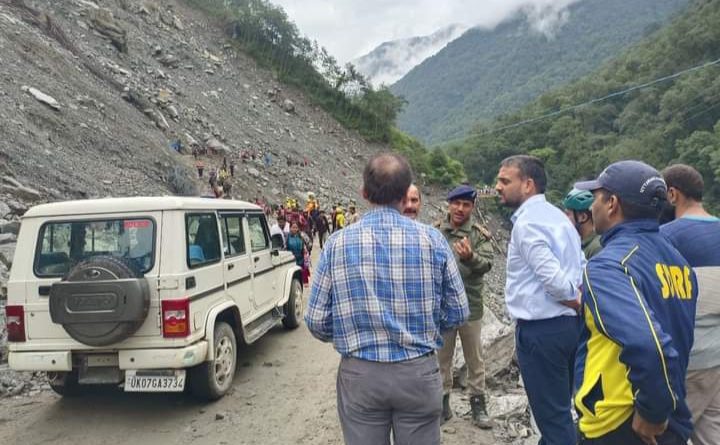 रुद्रप्रयाग डीएम ने सोनप्रयाग से गौरीकुण्ड के बीच क्षतिग्रस्त मार्ग एवं भूस्खलन प्रभावित क्षेत्र का जायजा लिया