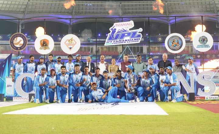 उत्तराखण्ड प्रिमियर लीग में विजय प्राप्त करने वाली यू.एस.एन इंडियन टीम को मुख्यमंत्री धामी ने ट्रॉफी देकर सम्मानित किया