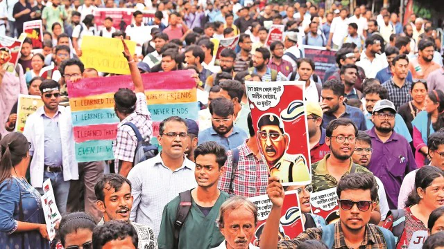 कोलकाता में जूनियर डॉक्टरों का धरना जारी, पुलिस आयुक्त के इस्तीफे की मांग