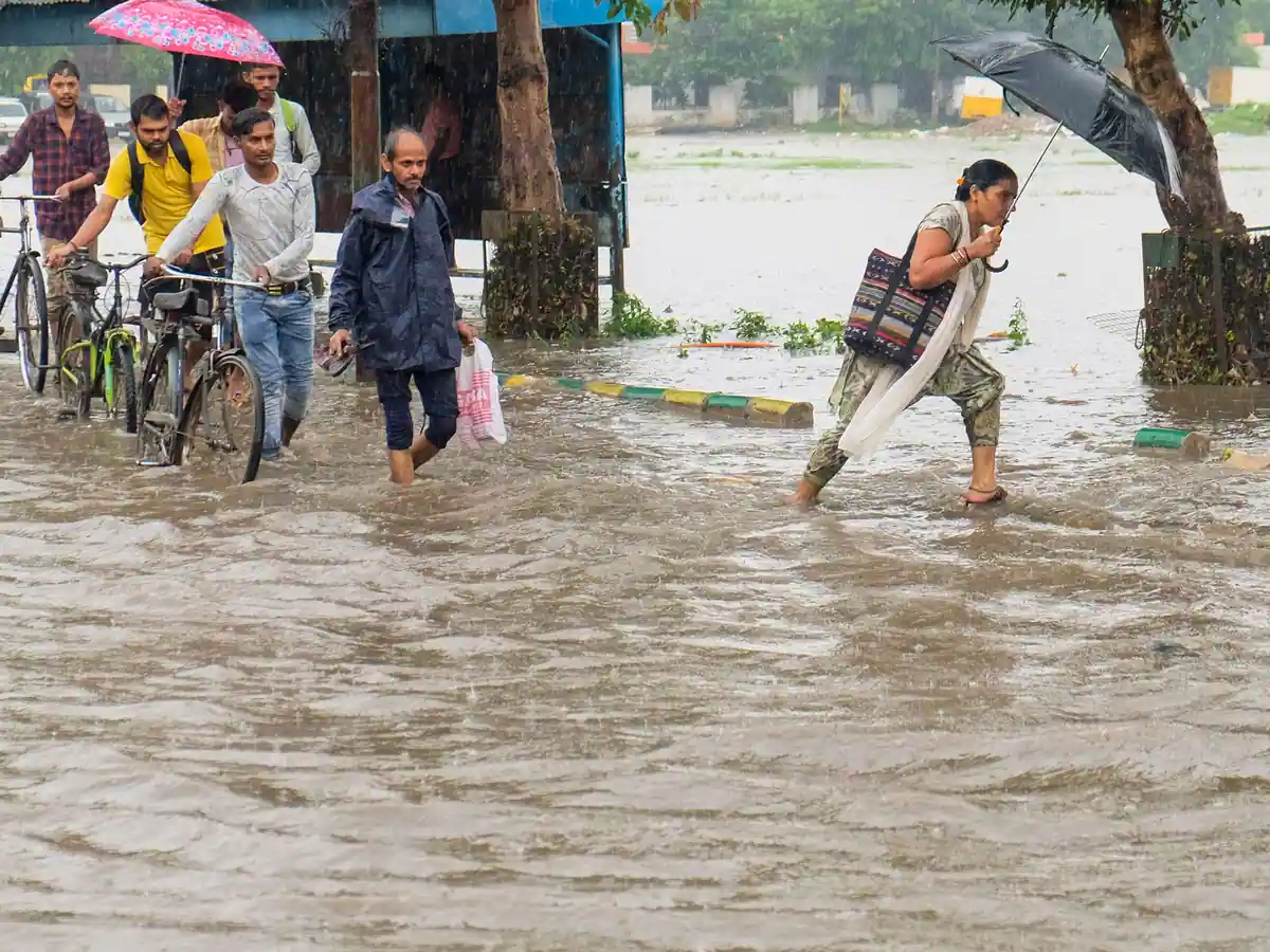 यूपी से बंगाल तक बाढ़ का कहर, सैकड़ों गांवों में घुसा पानी