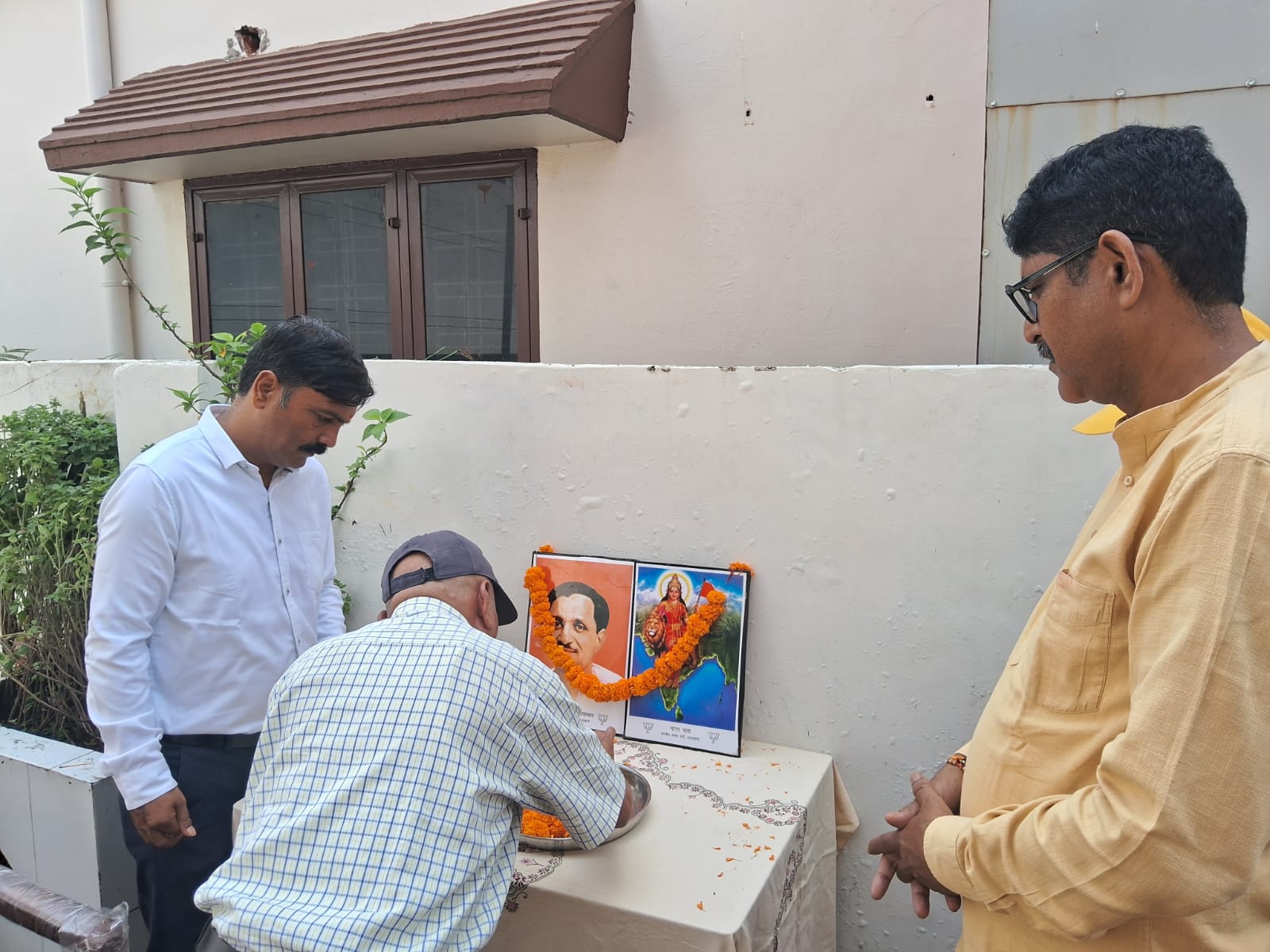 वार्ड 67 मोहकमपुर स्थित द्वारिकेशपुरम कॉलोनीवासियों ने मनाई पंडित दीनदयाल उपाध्याय जी की जयंती